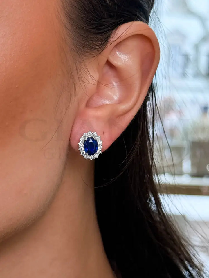 Orecchini Crivelli - ’Kate’ con Zaffiro 2,67 ct. e contorno di Diamanti in Oro Bianco - Orecchini